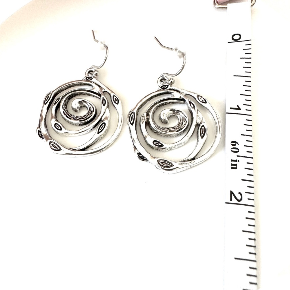 ⭐️ 5 for $25 Vintage Style Silver Tone Hoop Earrings - Picture 3 of 3